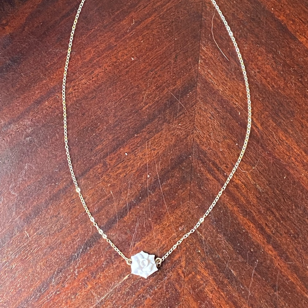 White flower necklace - Picture 2 of 4